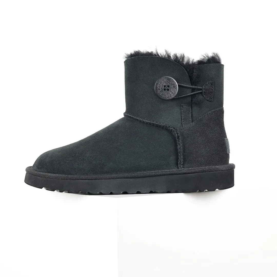 Pick up locally 💰560 Core recommended good price It is a very suitable choice for home furnishings. In the new year, uug launched a series of styles, which are partial to the preferences of young consumers and have also moved to the forefront of fashion trends. Shoe body material: water-repellent coated suede upper, 17 mm UGGPURE™ implantable wool insole, lightweight non-slip and comfortable rubber outsole, with brand LOGO and trademark, with full packaging Size: 35 36 37 38 39 40